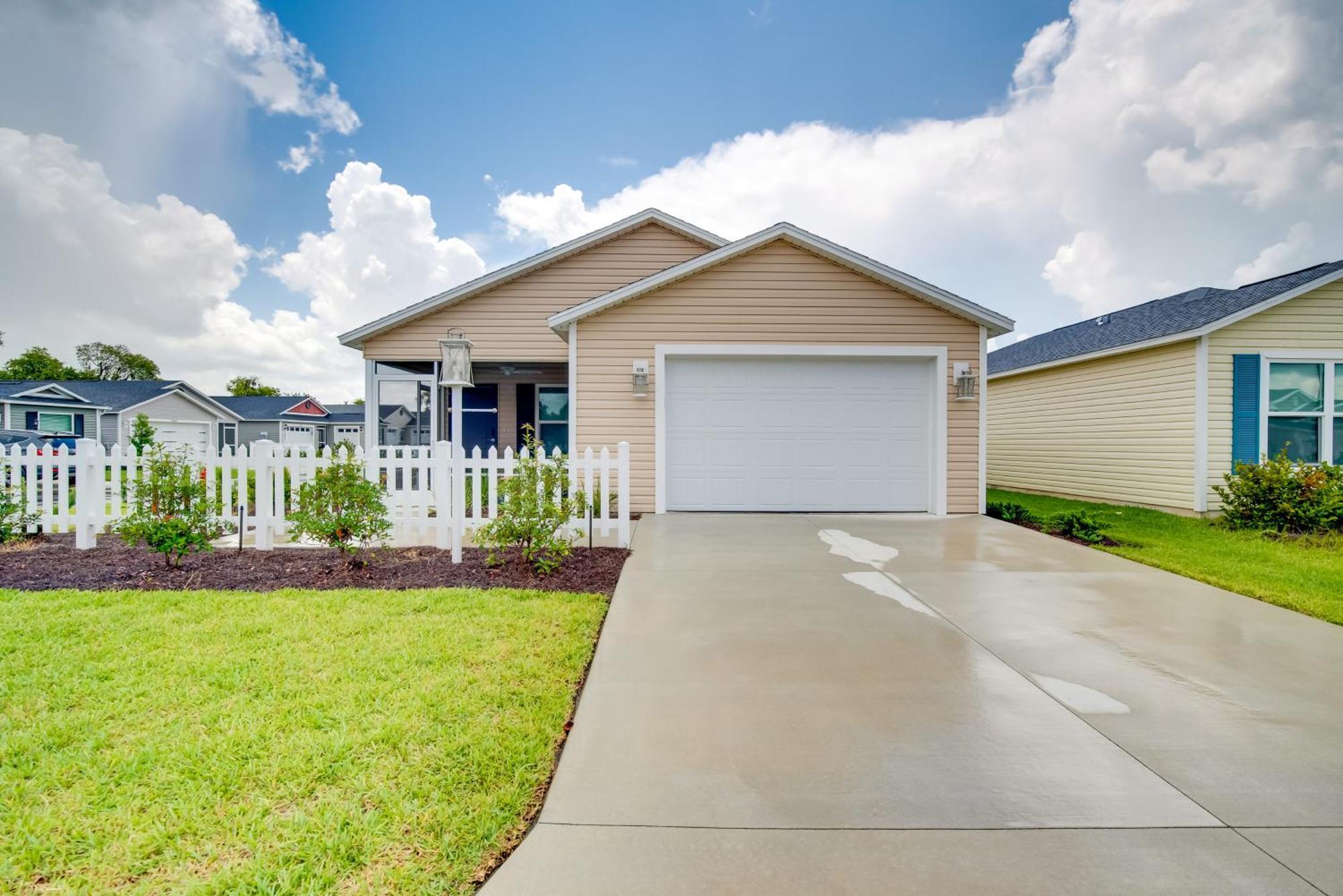 Sun-Soaked Retreat In The Villages With Grill! Exterior photo